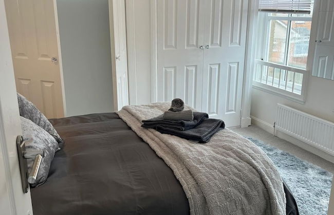 Ayr Refurbished May 2024 3 Bedroom 140m2 Detached House With Private Gardens - Photo 3