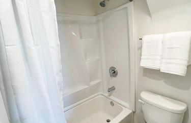 Sleepover Downtown Cincinnati 1BD 1BA Apartments - Photo 37