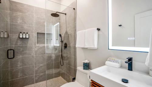 Smart Amenities & Modern Charm – Houston Studio! - Foto 2, Shower