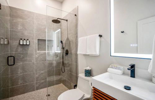 Smart Amenities & Modern Charm – Houston Studio! - Foto 2
