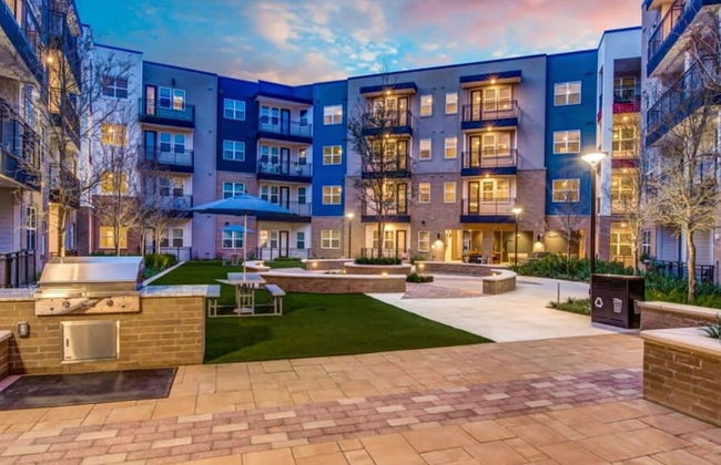 Cozy 1BR King Suite Close to Downtown w Fast Wifi - Foto 18