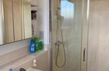 Homely, Cosy & Contemporary 4 BDR house with Garden & Parking 5 mins drive to Addenbrookes & Papworth hospitals & Bio Medical campus - Foto 21