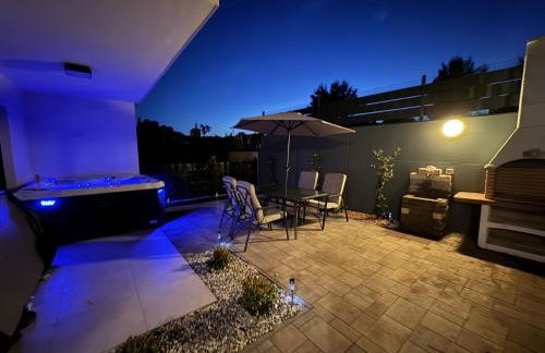 New luxury air-conditioned apartment, with jacuzzi, free parking and gardens - Foto 25