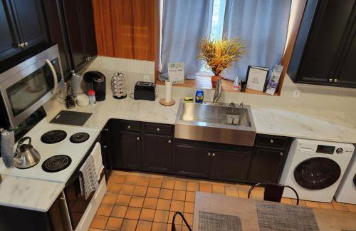 Spacious Industrial split level with a Balcony - Photo 6