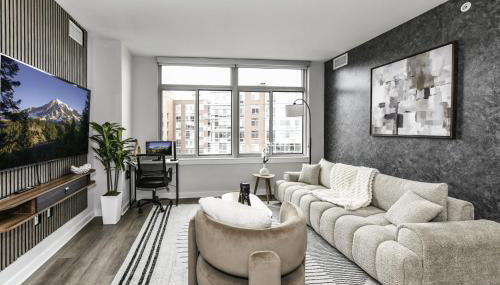 Stylish 2BR Retreat Gym Parkng and Scenic Rooftop - Photo 2