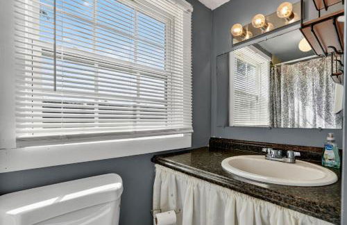 Welcome to Hokie Haven by the Bay - where Chesapeake sunsets meet Hokie spirit. - Foto 37