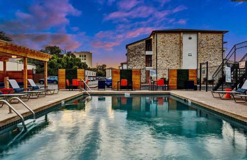 Your Modern 2B Getaway - W/D, Pool, Prkg - 10min to DTWN - Foto 8