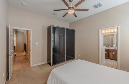 The Castle by the Lake with Pool and Balcony near Grandscape - Foto 37