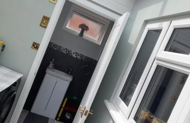 Cosy and Private with 55"TV and Dedicated Toilet Shower Space - Foto 52