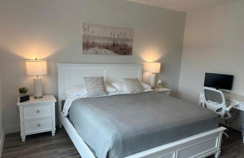 Luxury 2 Bed 2 Bath Waterfront Condo with Patio Sunsets Gym and Parking - Foto 23