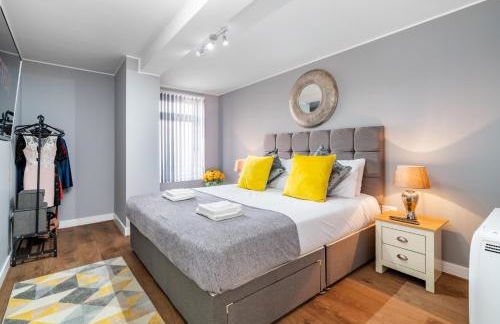 Large Apartment Near Stonehenge Amesbury Town Centre Smart TVs Netflix FREE PARKING - Foto 9