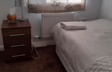 3 Bed House - Sleeps 4 - Parking - Wifi - Foto 2