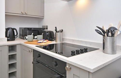 Chapel House by YourStays - Two bed cottage in Market Town of Sandbach, high end finish - Photo 15