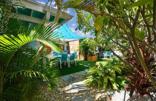 Luxury Home with Hot Tub & Outdoor Oasis blocks from the Beach - Foto 13