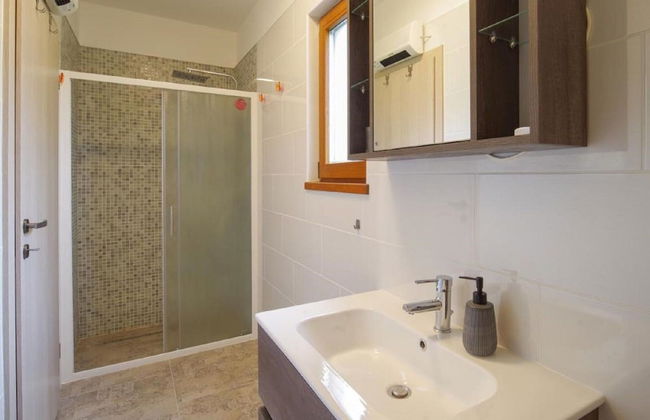 Modern Villa With Swimming Pool and Garden - Photo 12