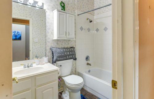 Patio, BBQ and Yard Family Retreat in Pearland - Photo 18