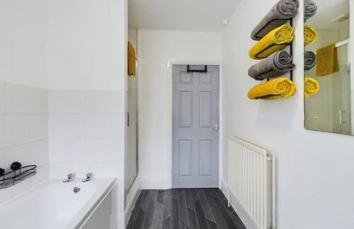 Cliff House By RMR Accommodations - NEW - Sleeps 8 - Modern - Parking - Foto 25