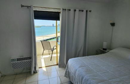 Bayfront Apartment Breathtaking Views- one bedroom w balcony- living room -Free Parking - Foto 16