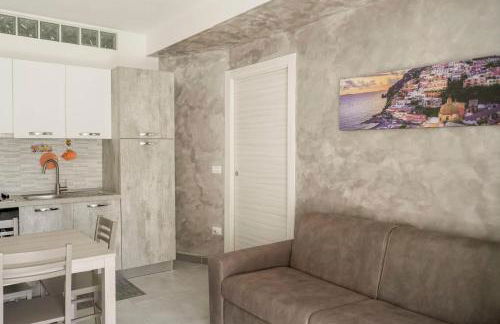 De Rosa Home Appartamento 4 posti letto, vicino al centro e al mare, con terrazza, aria condizionata, parcheggio privato e wifi - Foto 2