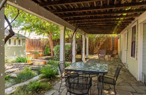 Vine Street Bungalow-Hot Tub, EV, Walk to Town - Photo 3