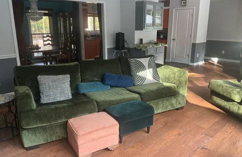 Quiet Forest Vacation home on a Private Road with Spacious Patios, Fire pit, Pet friendly and a Private pool - Foto 13