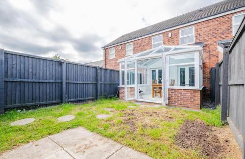 Charming House with Free Parking - Photo 27