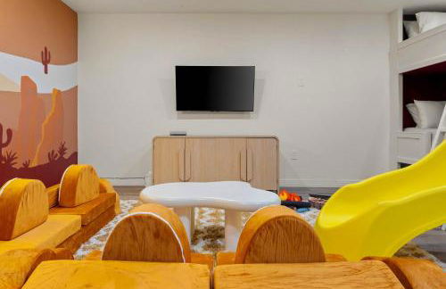 Sleeps 18 Private Pool & Hot Tub Playground - Photo 40