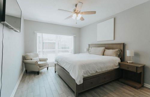 Beautiful Updated Home with Pool - Foto 27