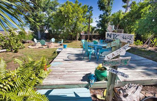 Pet Friendly & Firepit Minutes to Beach Sleeps 6 - Foto 32