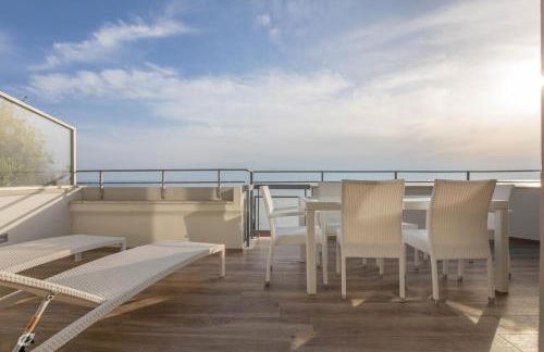 Beachfront Penthouse with private parking - Foto 26