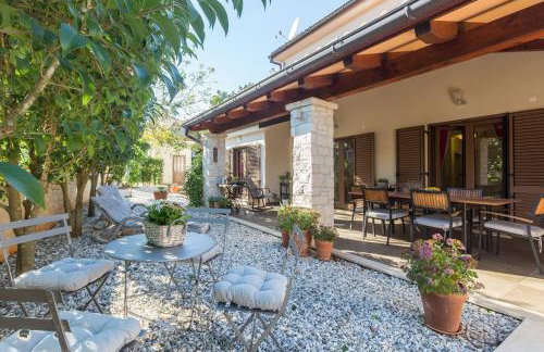 Malerische Villa mit Privatpool, mediterranem Garten, Outdoor-Kueche, Waschmaschine, Trockner - Photo 7