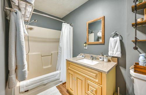 Murray Cabin with Hot Tub Walk to Kentucky Lake! - Foto 16