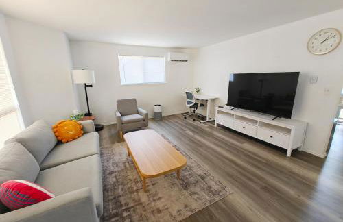 Cozy home, Walk to Lake, Food & Shops, EV Charger - Foto 1