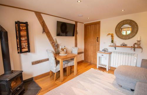Apple Tree Cottage - Cosy 2 Bed with Deluxe HOT TUB & Log Burner - Photo 1