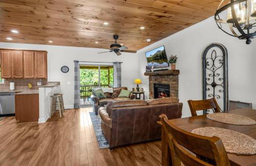 Peaceful Lake Lure Cabin, Hot Tub, Huge Screened Porch, Private Beach - Foto 6