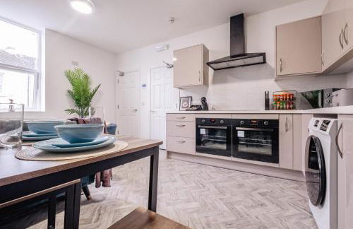 8 Bedroom, 8 En suite, 12 beds, Fast Wifi, Contractors, Parking - Foto 4