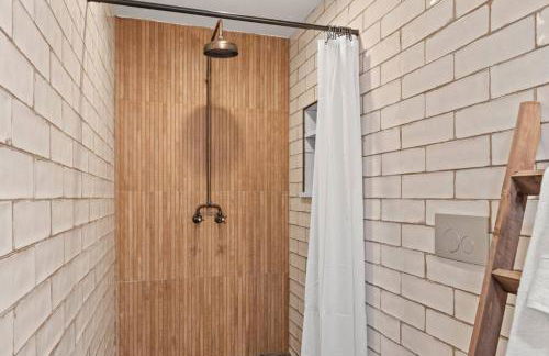 Hideout on the Hillsborough is a Gorgeous Renovated 3BR Pet Friendly Home on the Hillsborough River located in the North End of Seminole Heights - Foto 28