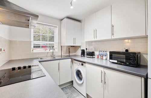 Stylish 1 Bed Apt 4 Min to Airport WiFi & Parking - Foto 14