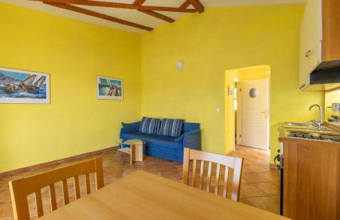 1 Bedroom Nice Apartment In Lukovo - Foto 11