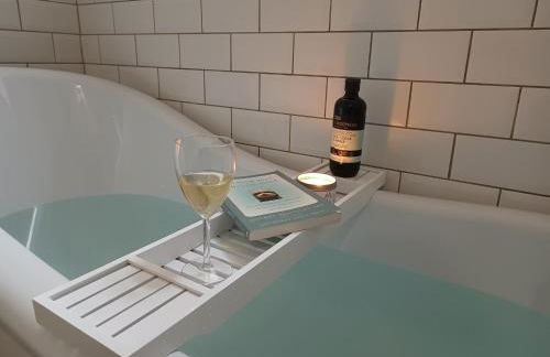 The West Wing at Eriviat Hall Hot Tub - Photo 15