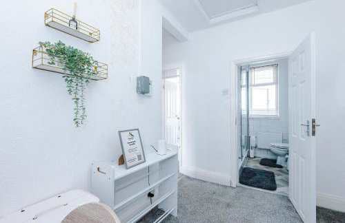 Luxury 3-Bedroom Apartment with 75-Inch TV, Fireplace & Terrace near Manchester Airport - Photo 32