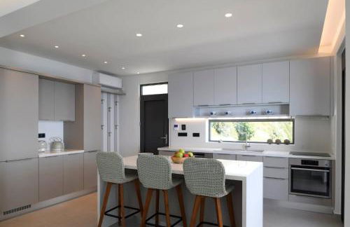 Rozites Luxury Beachfront Villa, By Hellocrete - Foto 16