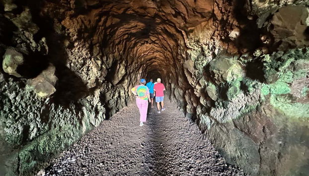 Excursión a Owia Salt Pond - Foto 4, Explorando los túneles