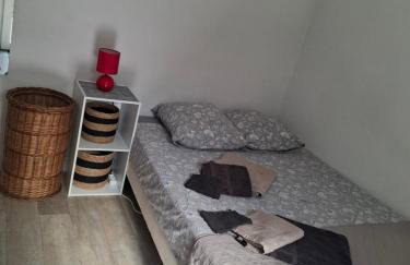 Charmant studio RDC avec terrasse, parking & cuisine équipée - Foto 2