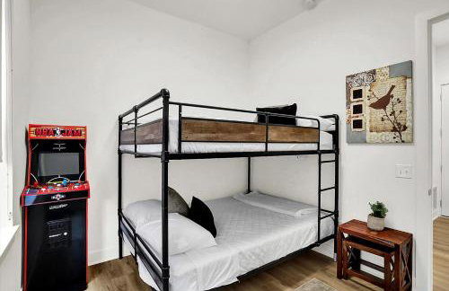 Luxury Townhouse with Fireplace Rooftop Deck Close to Downtown-Family Friendly - Foto 47