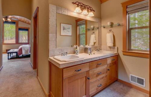 High Country Lodge by Tahoe Getaways - Tahoe Donner 4BR w Hot Tub, Air Conditioning, EV, HOA, Shuffleboard and Horse Shoe Pit - Foto 7