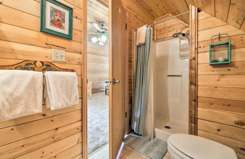 Rustic Duck Creek Village Cabin with Fire Pit! - Foto 15