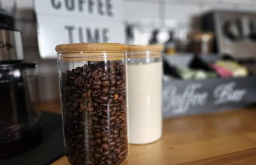 Spacious Accessible Waterfront Retreat with Hot Tub - Foto 4