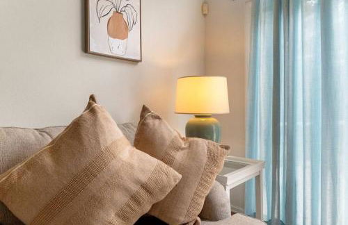 Modern Retreat Pool and Game Room - Foto 32