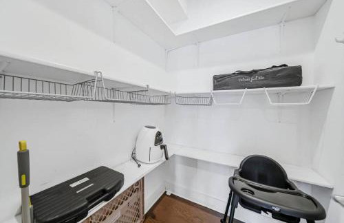 Modern 4-Story 3-BR Townhome with Rooftop Lounge - Foto 42